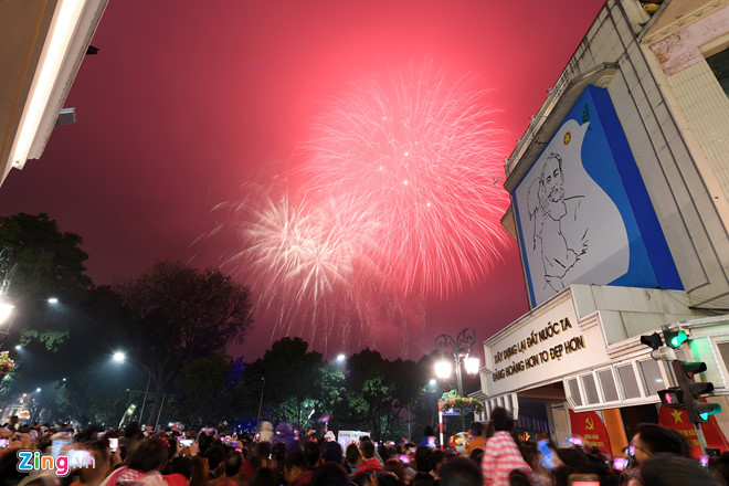 Pháo hoa sáng rực trên bầu trời cả 3 miền chào đón năm mới Mậu Tuất 2018