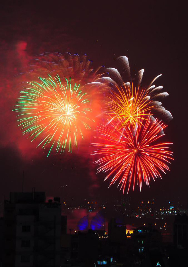 Pháo hoa sáng rực trên bầu trời cả 3 miền chào đón năm mới Mậu Tuất 2018