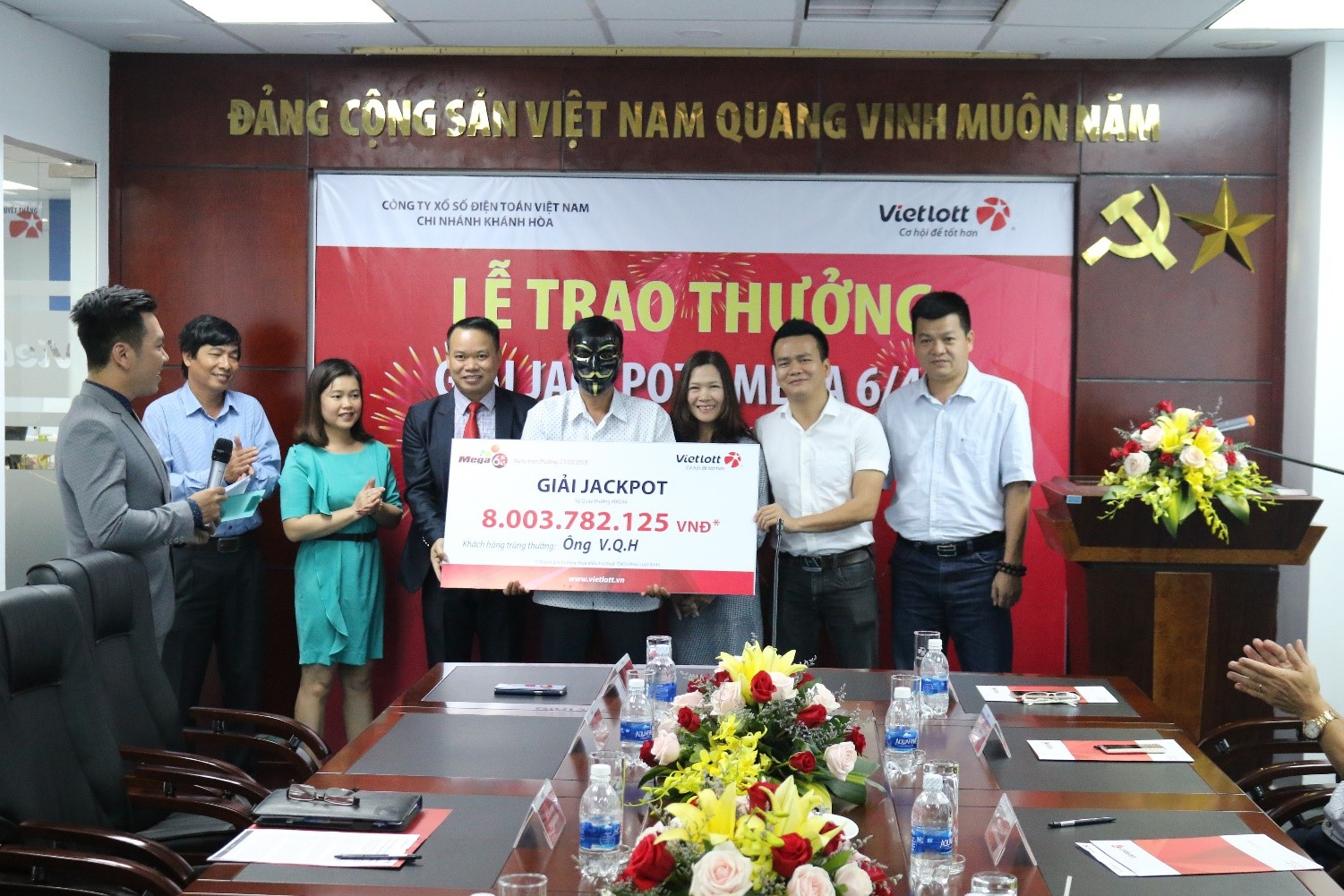 Xổ số Vietlott: Một người đàn ông đến từ Khánh Hòa nhận thưởng giải Jackpot ‘khủng’