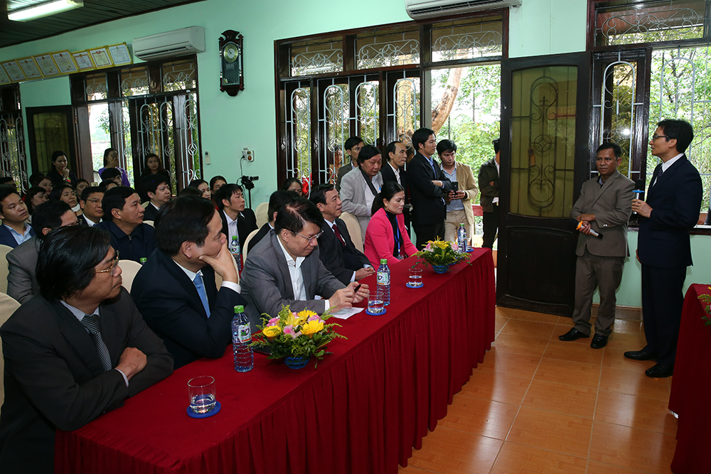 Phó Thủ tướng Vũ Đức Đam thăm một số cơ sở y tế miền núi Quảng Trị