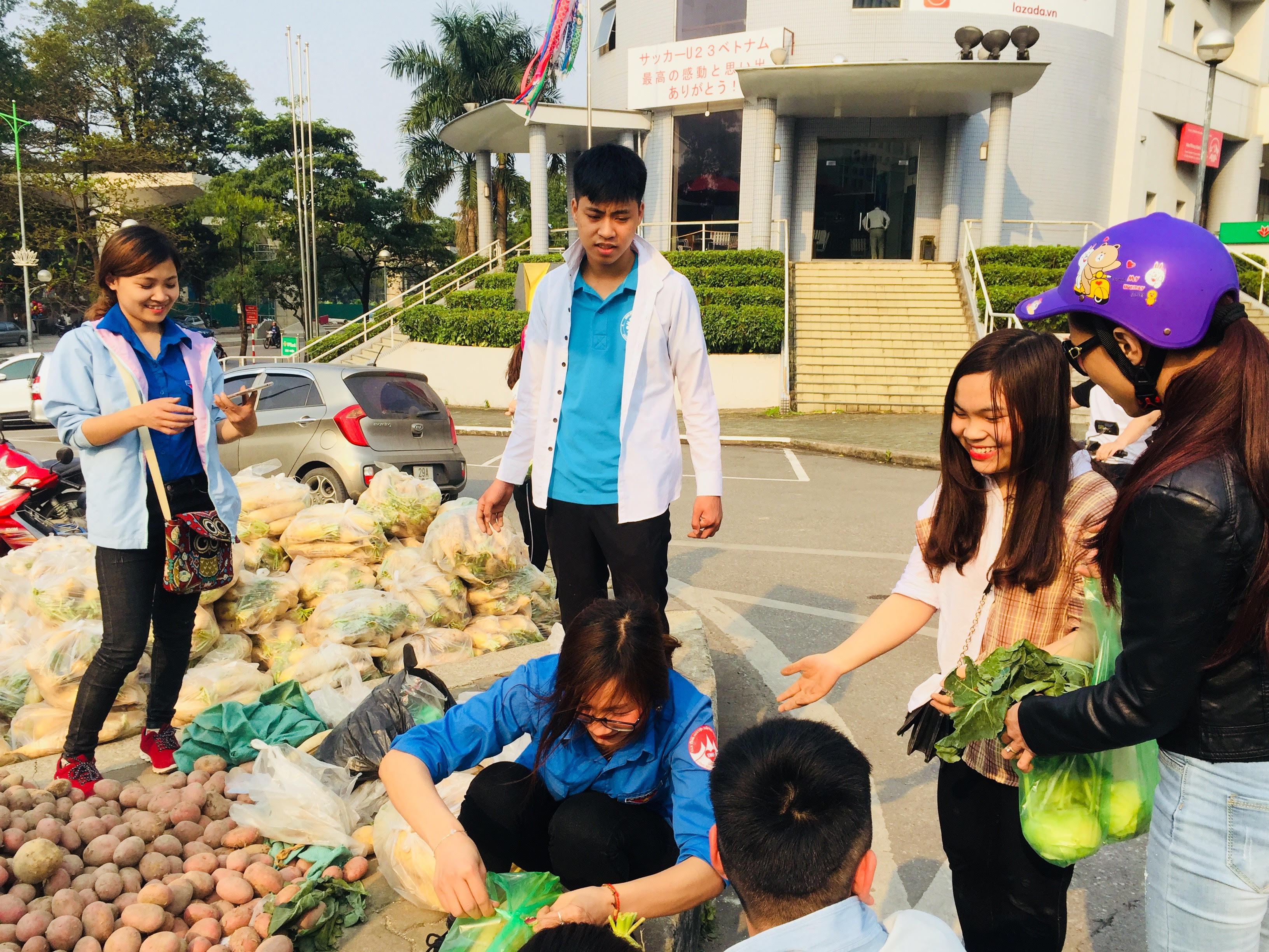 Người dân Hà Nội ‘giải cứu’ củ cải, khoai tây, su hào cho nông dân