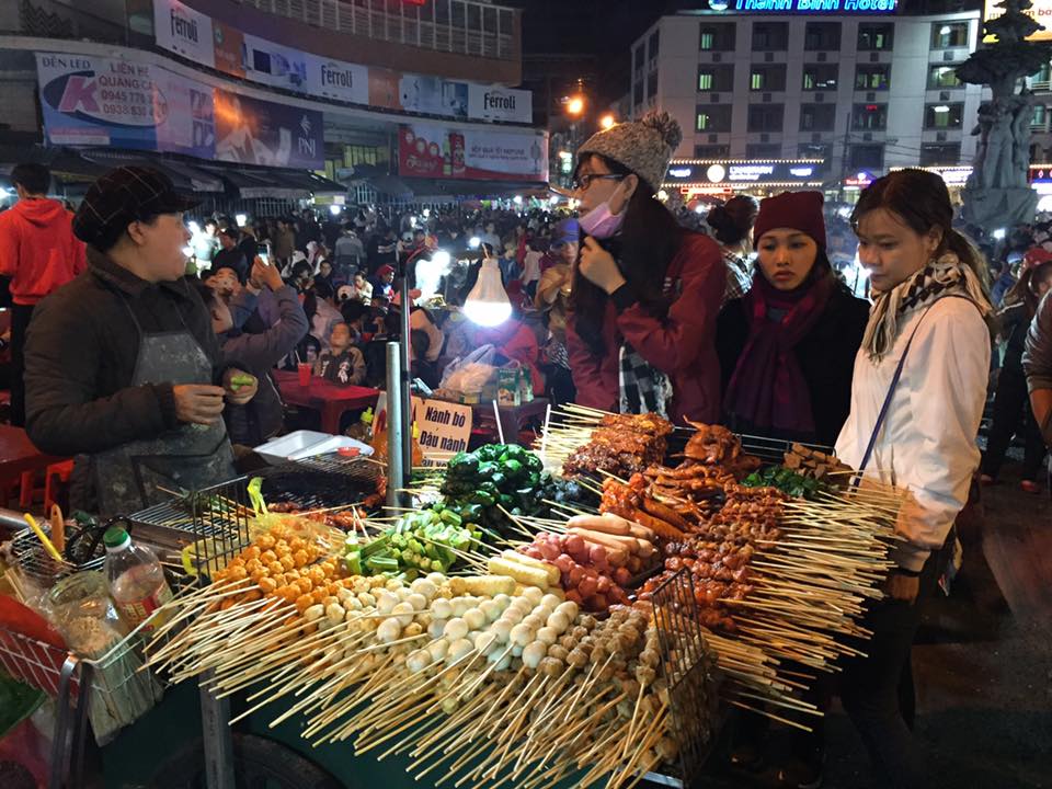 Có giá chưa đến 20.000 đồng, những món hàng này giúp người Đà Lạt kiếm bội tiền tại chợ đêm