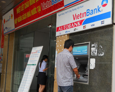 Sau Agribank đến lượt Vietinbank và BIDV tăng phí rút tiền ATM