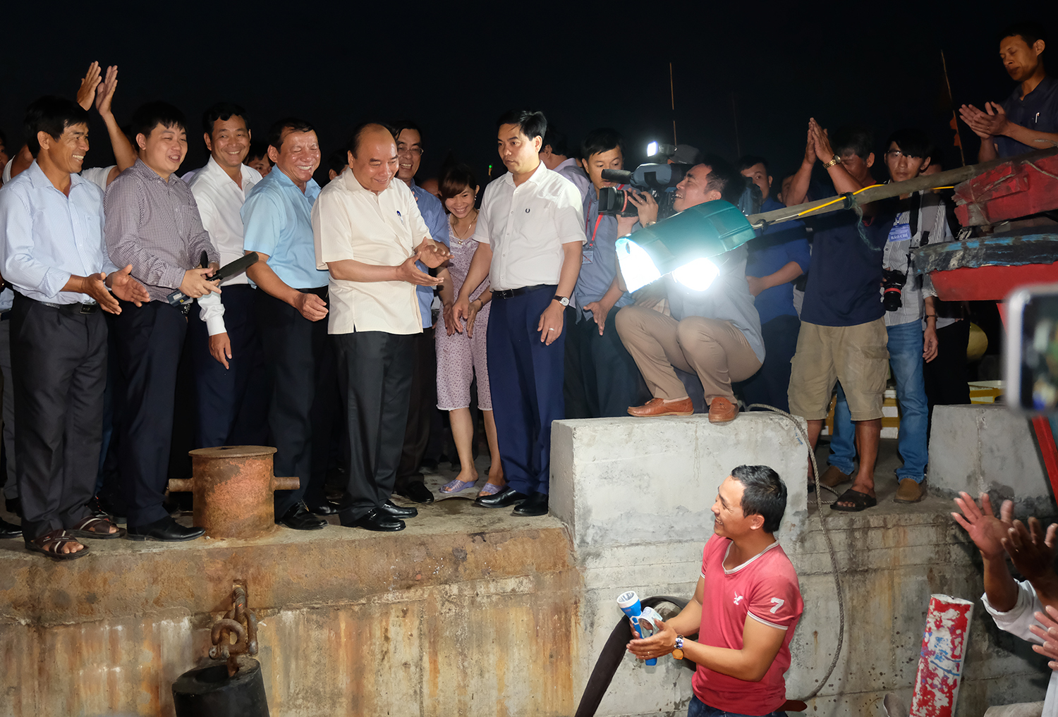 Thủ tướng mua 10 kg cá của ngư dân vùng sự cố biển dùng bữa tối