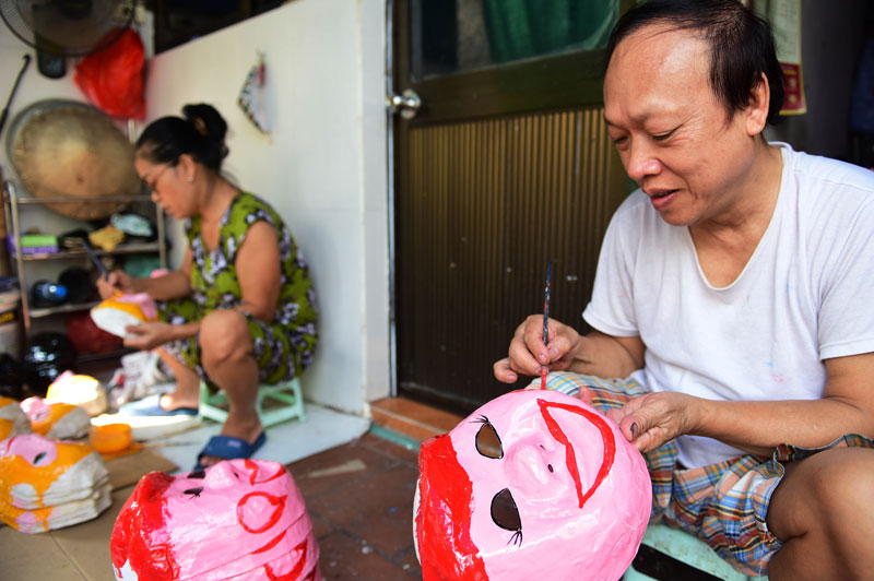 Tết Trung thu: Học làm mặt nạ giấy bồi từ nghệ nhân duy nhất của phố cổ Hà Nội 
