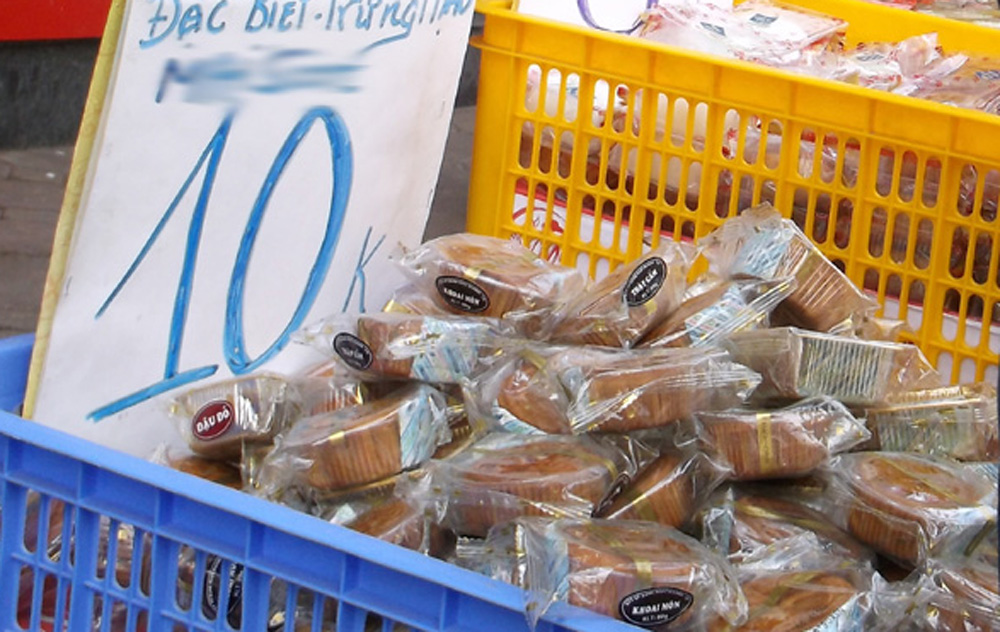 Bất ngờ: Bánh trung thu ‘cận date’ được bày bán ven đường giá 10.000 đồng/chiếc