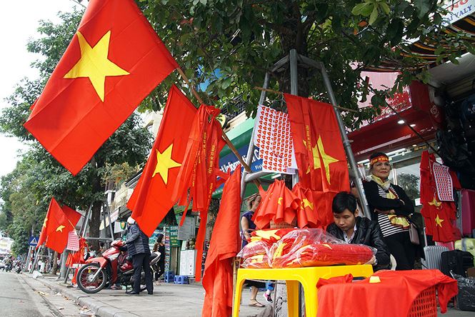 Chung kết AFF Cup: Cũng ‘hot’ như vé vào sân Mỹ Đình, đồ cổ vũ bóng đá đắt đỏ từng giờ