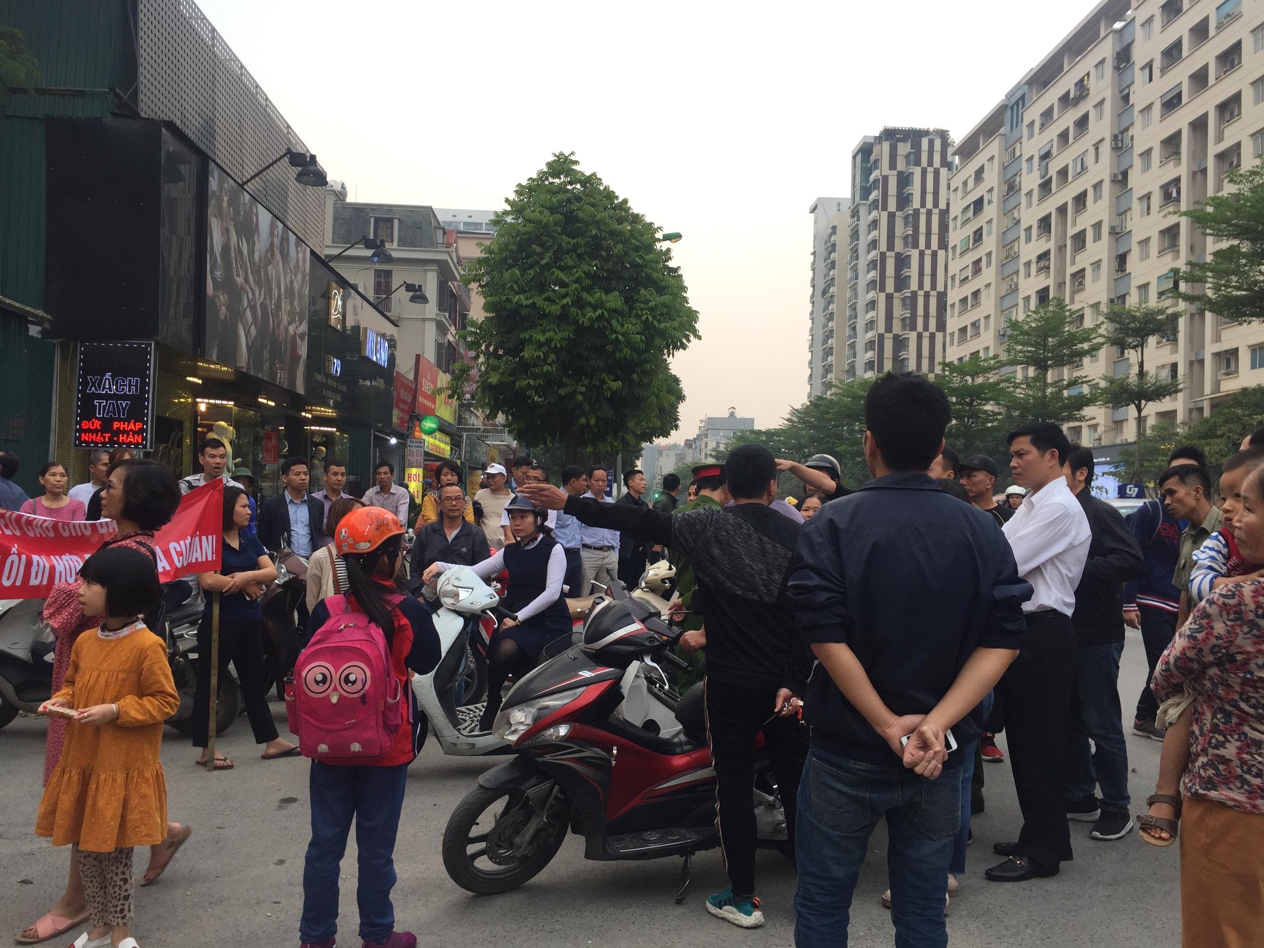 Vụ cư dân Home City 177 Trung Kính bất ngờ bị bịt lối đi: Không ai đổ trộm phế liệu?