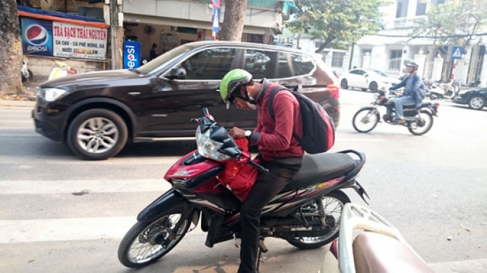 Xe ôm, shipper ở Hà Nội sẽ phải 'đeo thẻ hành nghề'?