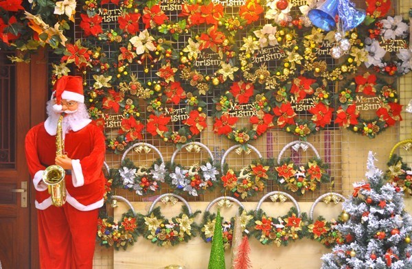 Thị trường Giáng sinh bắt đầu nhộn nhịp tại phố cổ Hà Nội