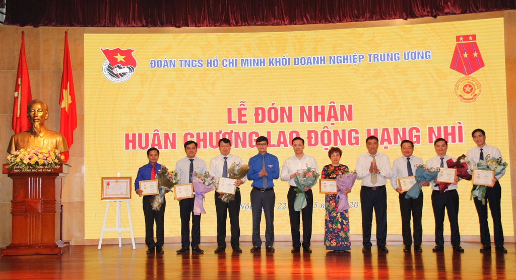 Lãnh đạo Vietcombank vinh dự nhận Kỷ niệm chương 'Vì thế hệ trẻ'