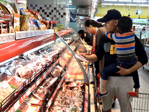 Giá lợn hơi giảm mạnh, giá thịt lợn ở chợ dân sinh vẫn cao