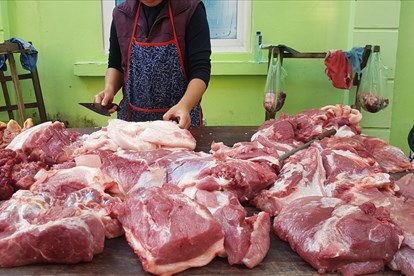 Giá lợn hơi giảm mạnh, giá thịt lợn ở chợ dân sinh vẫn cao