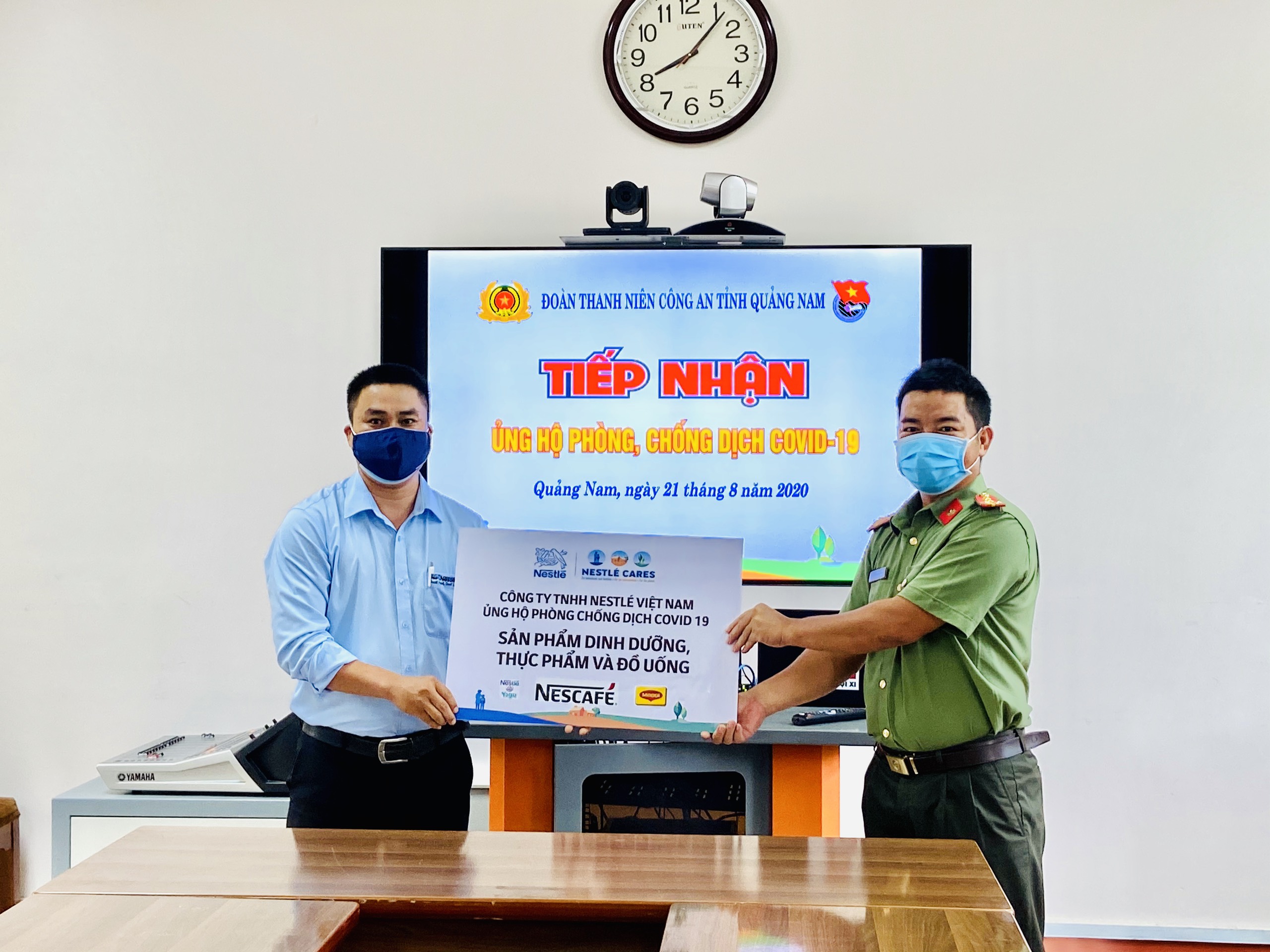 Đại diện Nestle Việt Nam trao bảng tượng trưng cho Đoàn thanh niên công an tỉnh Quảng Nam