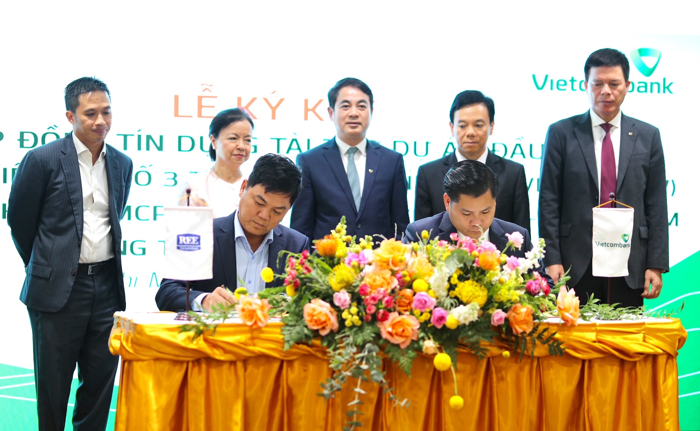 Vietcombank ký kết Thoả thuận Hợp tác toàn diện và Hợp đồng tín dụng tài trợ Dự án nhà máy điện gió số 3 (48MW) tại tỉnh Trà Vinh với Công ty Cổ phần Cơ Điện Lạnh (REE Corporation)