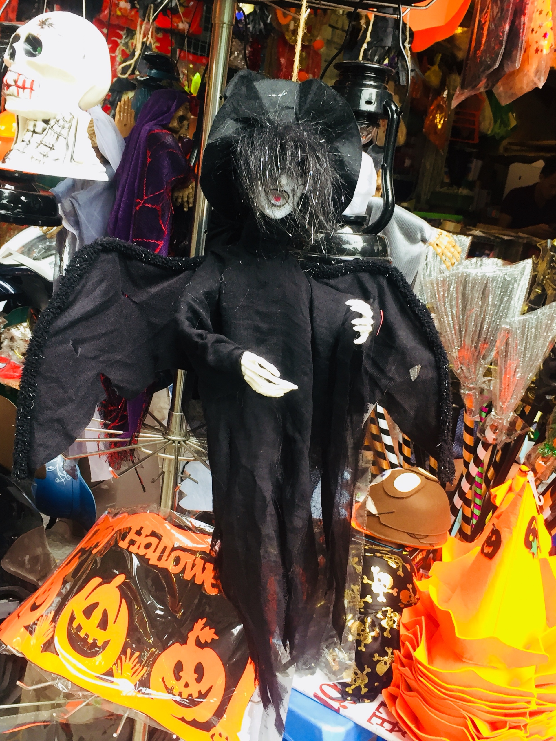 Hàng Mã ngập tràn hàng hóa dịp lễ Halloween