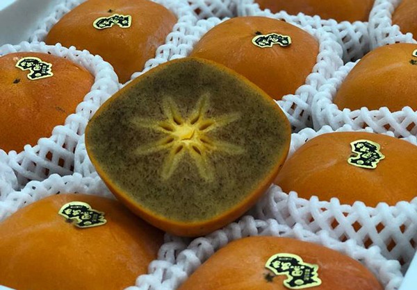 Hơn 300.000 đồng một trái hồng socola Nhật Bản