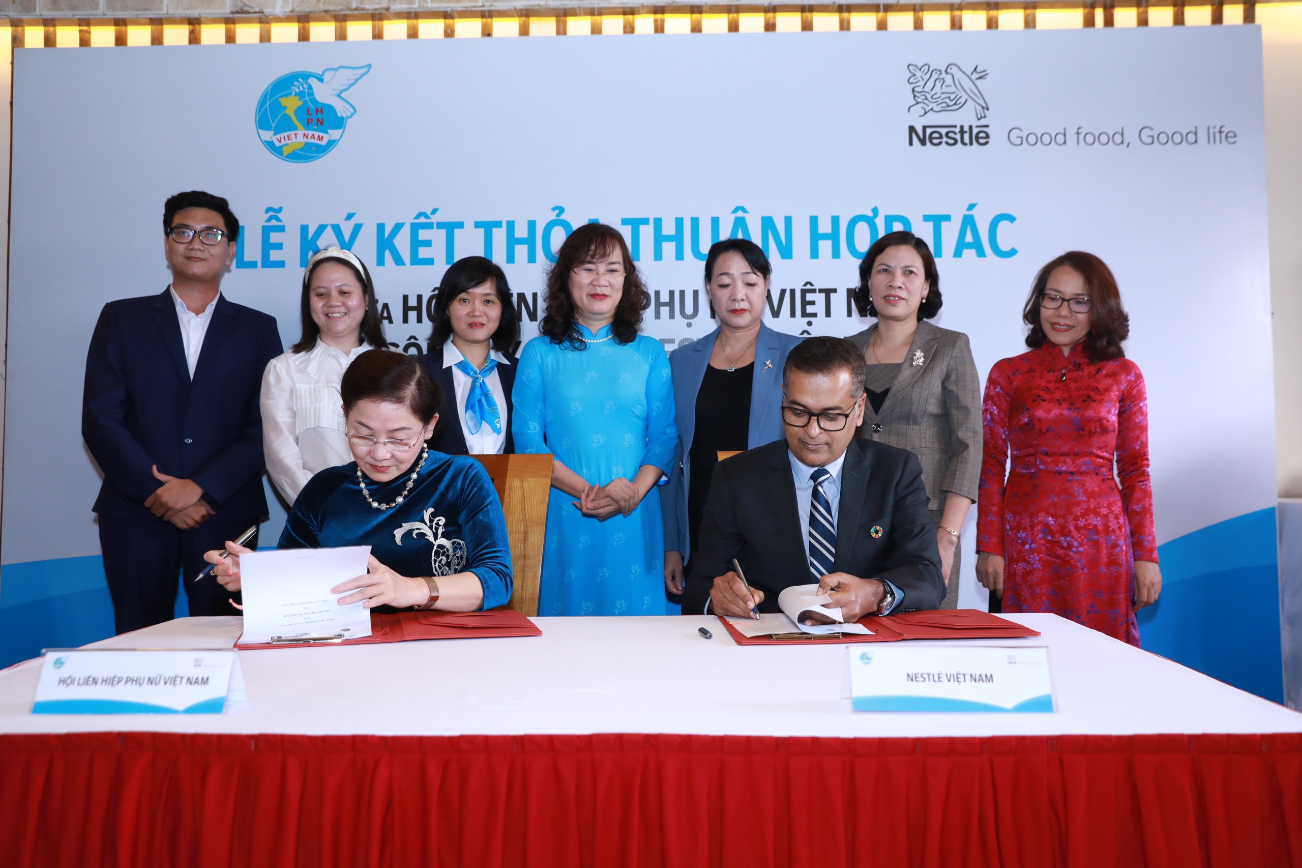 Bà Trần Thị Hương, Phó Chủ tịch Hội LHPNVN ký kết biên bản thỏa thuận hợp tác với ông Binu Jacob, Tổng giám đốc Nestlé Việt Nam