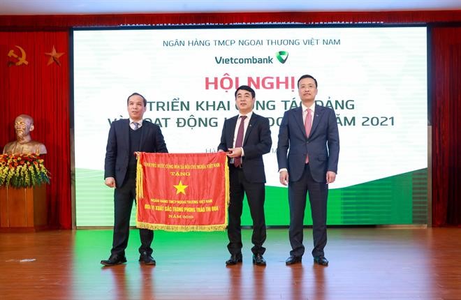 Thừa ủy quyền của Thủ tướng Chính phủ, Phó Thống đốc NHNN Đoàn Thái Sơn trao Cờ thi đua của Thủ tướng Chính phủ cho Vietcombank tại Hội nghị triển khai hoạt động kinh doanh năm 2021 của Vietcombank