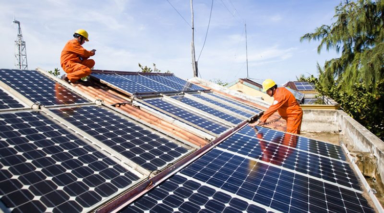 Thủ tướng yêu cầu xử lý nghiêm hành vi trục lợi chính sách điện mặt trời áp mái