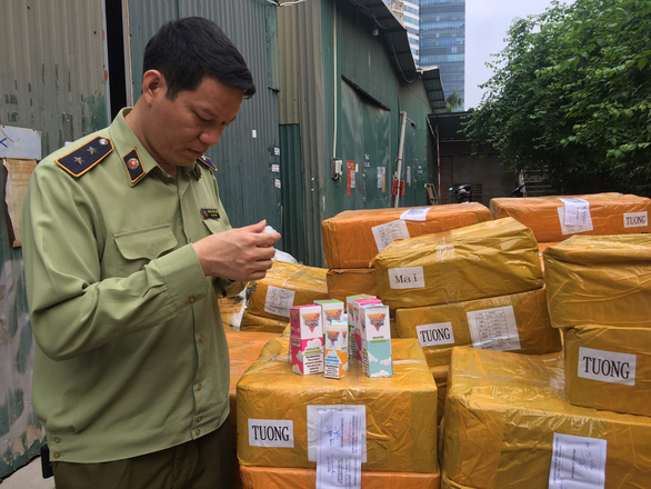 Thu giữ gần 14.000 lọ tinh dầu thuốc lá điện tử ở Hà Nội