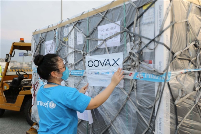 Gần 1,7 triệu liều vaccine COVID-19 về Việt Nam 