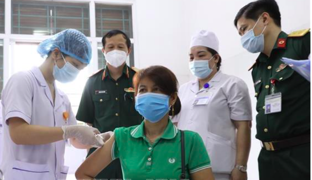 Nhân viên y tế tiêm thử nghiệm vaccine Nano Covax cho tình nguyện viên tại huyện Văn Lâm. Ảnh: Bộ Y tế