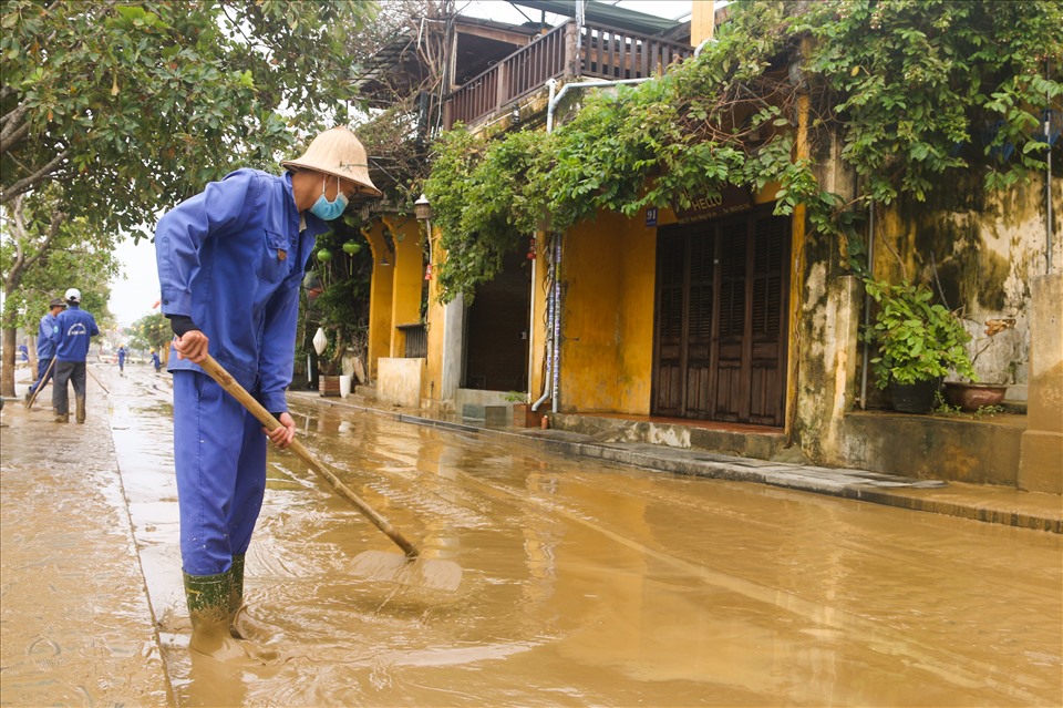Chất lượng nguồn nước v&agrave; vệ sinh m&ocirc;i trường cho người d&acirc;n sau lũ cần được quan t&acirc;m h&agrave;ng đầu