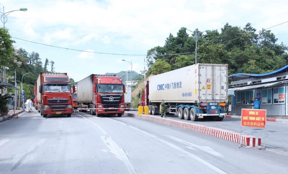 Gần 1.000 xe hàng làm thủ tục thông quan qua các cửa khẩu Lạng Sơn mỗi ngày