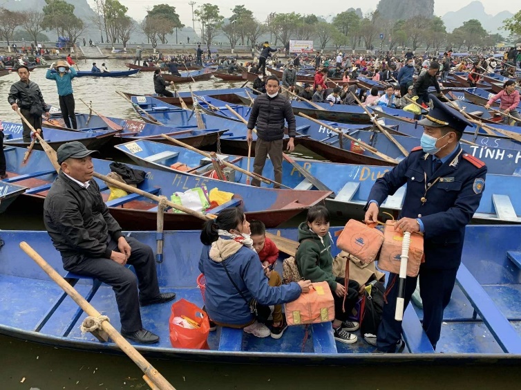 Xử lý nghiêm các trường hợp đò kinh doanh sai quy định trên suối Yến tại lễ hội Chùa Hương