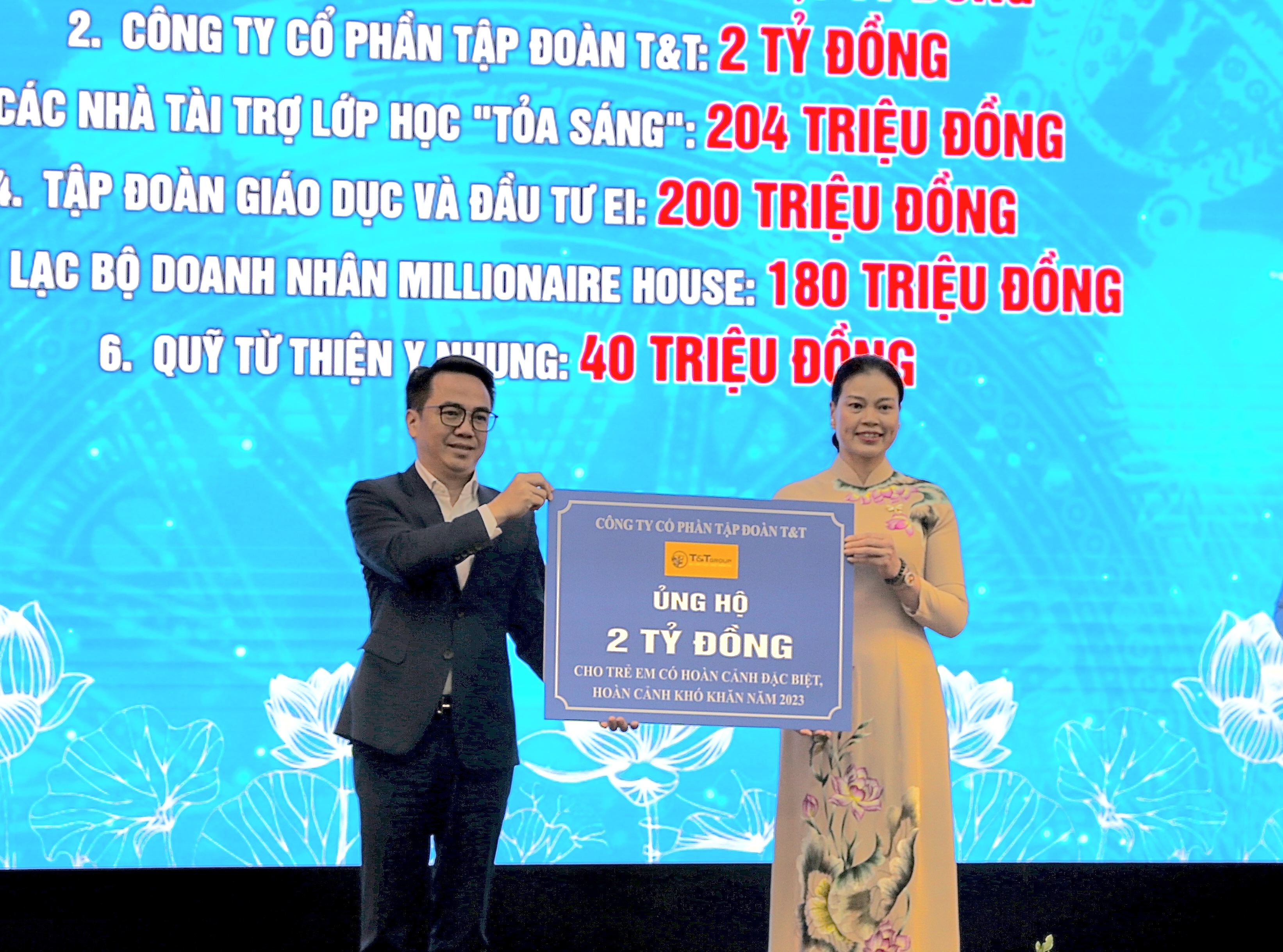 Đại diện lãnh đạo Tập đoàn T&T Group (trái) trao ủng hộ 2 tỷ đồng cho Trung tâm công tác xã hội và Quỹ bảo trợ trẻ em Hà Nội nhằm hỗ trợ trẻ em có hoàn cảnh đặc biệt, hoàn cảnh khó khăn.
