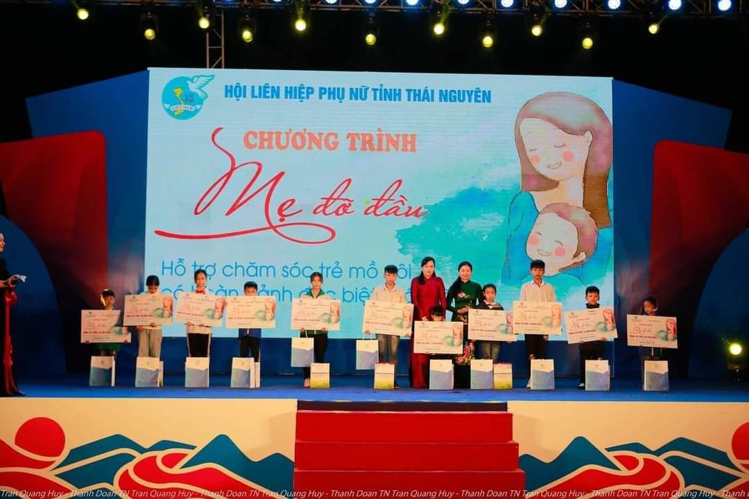 Hội LHPN tỉnh Thái Nguyên phối hợp các đơn vị, tổ chức, cá nhân nhận đỡ đầu 11 trẻ mồ côi 