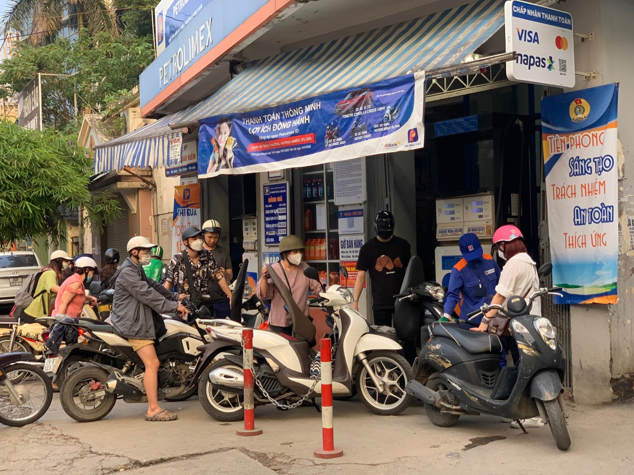 Giá xăng tiếp tục giảm mạnh Giá xăng tiếp tục giảm mạnh