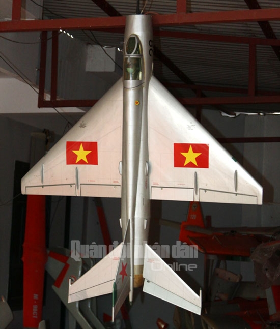 Máy bay không người lái mang hình dáng én bạc Mig-21. Ảnh Quân đội nhân dân online