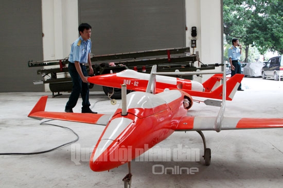 Một chiếc máy bay không người lái loại UAV-02 đã được hoàn thiện, đang được kiểm tra và cho vận hành thử. Ảnh Quân đội nhân dân online