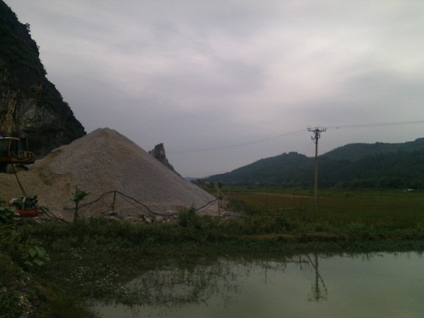 Mở khai thác đá của HTX Công nghiệp Tân Sơn lấn chiếm nhiều diện tích đất công