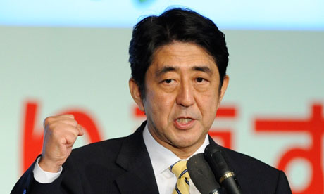 Thủ tướng Nhật Bản Shinzo Abe tiếp tục giảm giá đồng yên để ngăn chặn suy thoái