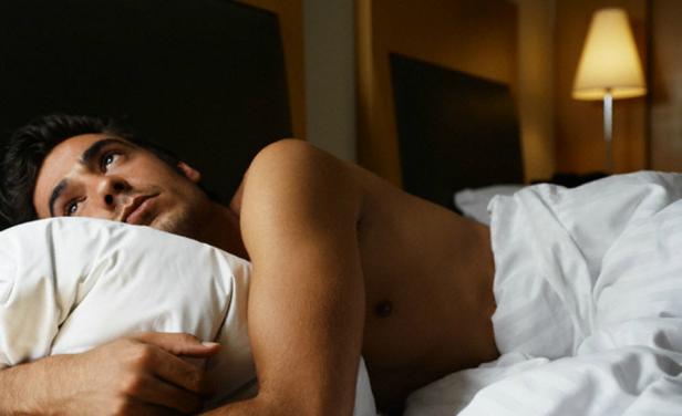 Ngủ sai cách là một trong những nguyên nhân không ngờ khiến đàn ông yếu sinh lý