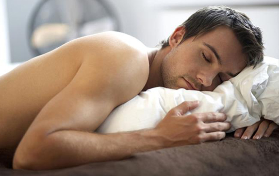 Đàn ông ngủ nằm sấp sẽ dễ bị yếu sinh lý do mắc chứng di tinh
