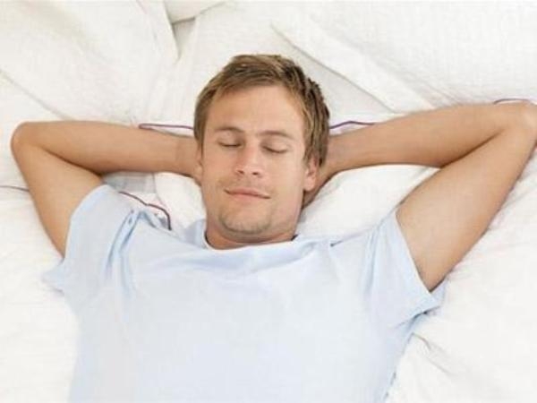 Để không bị yếu sinh lý, cánh mày râu nên tập cho mình thói quen nằm ngửa khi ngủ