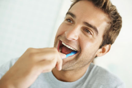 Các quý ông nên chú ý vệ sinh răng miệng sạch sẽ để tránh nguy cơ mắc bệnh yếu sinh lý