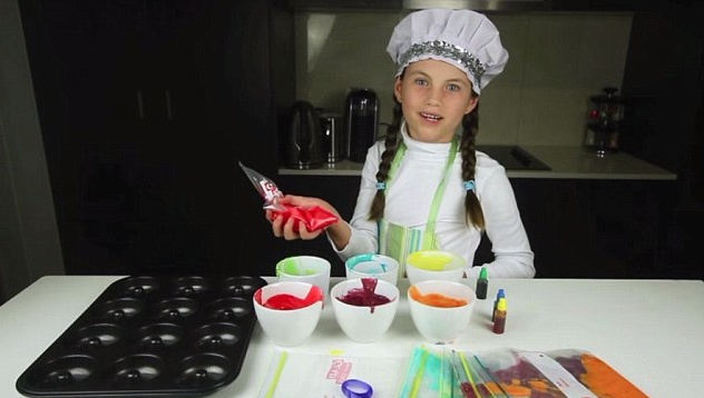 Youtube giúp cô bé 8 tuổi kiếm được tiền tỷ mỗi tháng bằng việc đăng tải video dạy làm bánh
