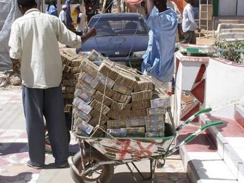 Người dân Zimbabwe chở tiền đi chợ