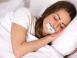 Dán băng keo y tế bịt miệng khi ngủ có thể gây ngạt thở, thậm chí dẫn đến đột quỵ
