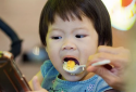 Gia tăng nguy cơ béo phì khi trẻ thường xuyên sử dụng thiết bị điện tử trong bữa ăn