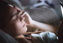 Hệ lụy khi lạm dụng điện thoại có thể gây rối loạn giấc ngủ