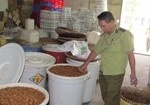 Hà Nội: Tạm giữ hơn 460 kg ô mai "bẩn"