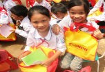 Xây trường, tặng quà cho học sinh vùng khó khăn