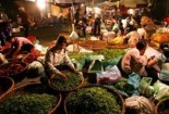 Bắt nữ quái tham gia thu phí ở chợ rau Long Biên