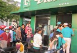 Đổ xô rút tiền khỏi ATM vì sợ "bão phí"
